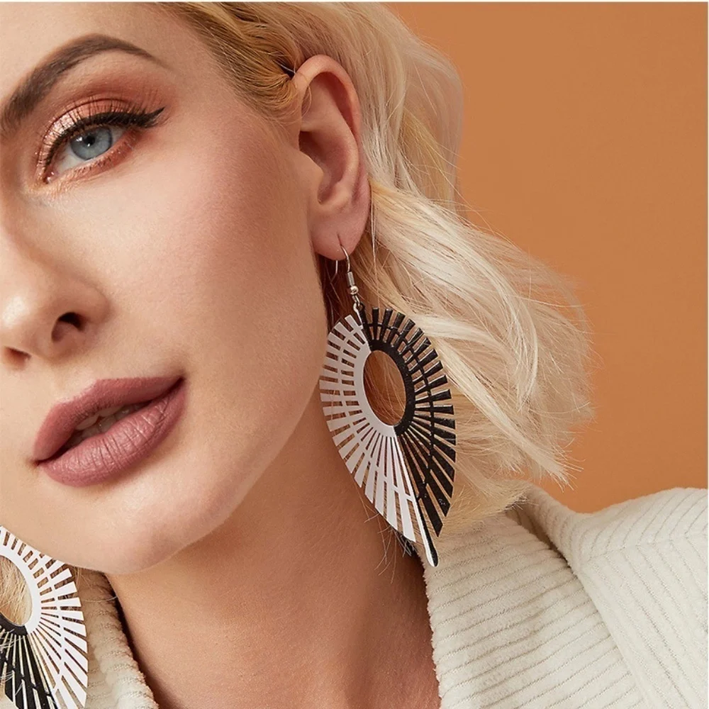 *ROSABELLA* Black x White Leaf Dangle Earrings